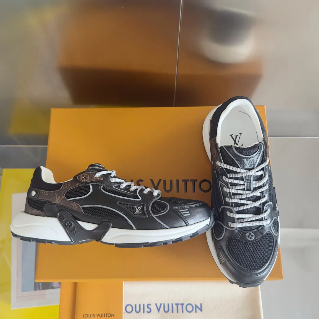 Top version: Couple model 640💰 LV Louis Vuitton L House Donkey Brand Latest Olympia Series Couple Model Silver Horn King Casual Sports Shoes Running Shoes This LV Olympia sports shoe combines mesh fabric and metallic synthetic leather and other technical fabrics to reinterpret the classic running shoe design with a neat and simple design. Lightweight EVA outsole provides a stretchy fit. Rich details such as Monogram embossing and LV letters establish recognition. Exquisite packaging at the delivery counter🛍📦 ▪️Fabric: original imported technical fabric + mesh ▪️Inner lining: original customized breathable mesh ▪️Sole: original molded rubber foam material ▪️Sole thickness: 3.5CM ▪️Size: women's 35-40 / men's 39-44